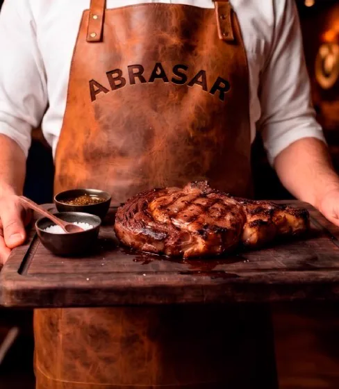 Bife ancho a la parrilla servido en tabla de madera