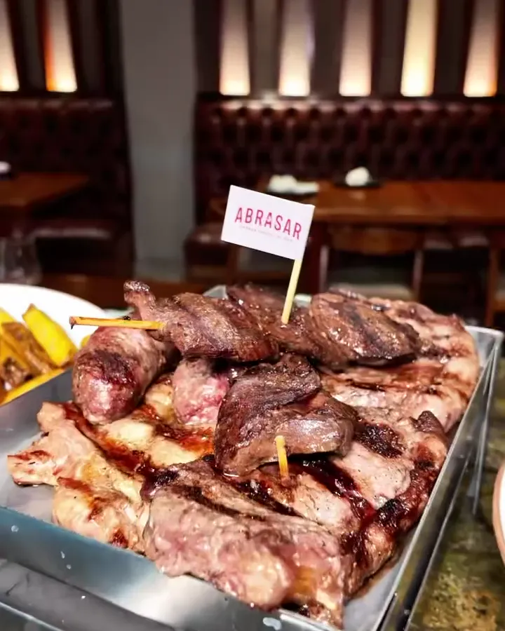 Bandeja de carnes a la parrilla con bandera de ABRASAR